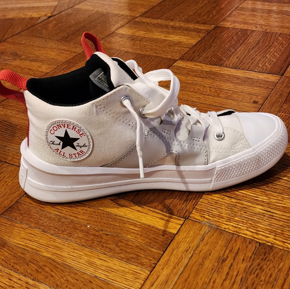 Converse very light sneaker.